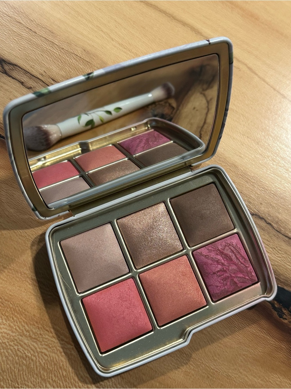 Hourglass Ambient Lighting
Edit Unlocked Swan Palette and Brush II - Picture 5 of 15